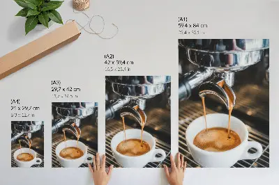Plakat izrazita pijača na beli skodelici z modernim dizajnom