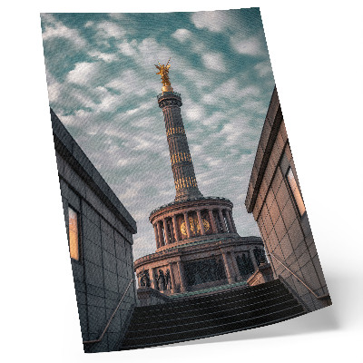 Premium stenski plakat Eleganten steber z angelom in moderno arhitekturo