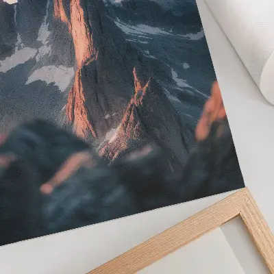 Premium stenski plakat gore v pastelnih odtenkih sončnega zahoda