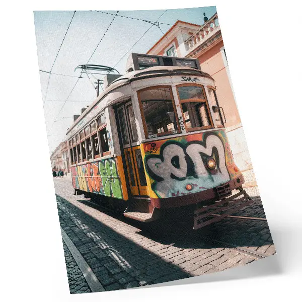 Plakat mestna ulična arhitektura z grafiti tramvaja