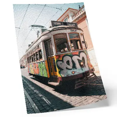 Plakat mestna ulična arhitektura z grafiti tramvaja