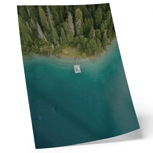Premium stenski plakat gozdno jezero z mostom v zeleno modrih barvnih odtenkih
