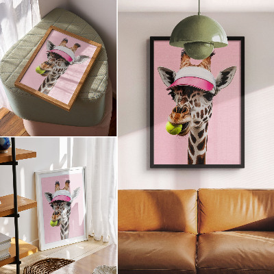 Premium stenski plakat Smešna žirafa v kapo s teniško žogico