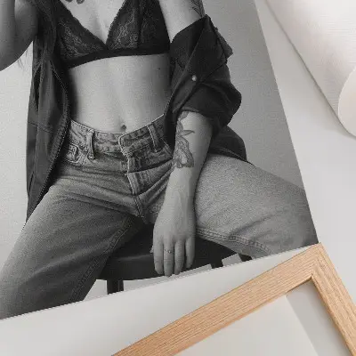 Premium stenski plakat minimalističen enobarvni portret svobode