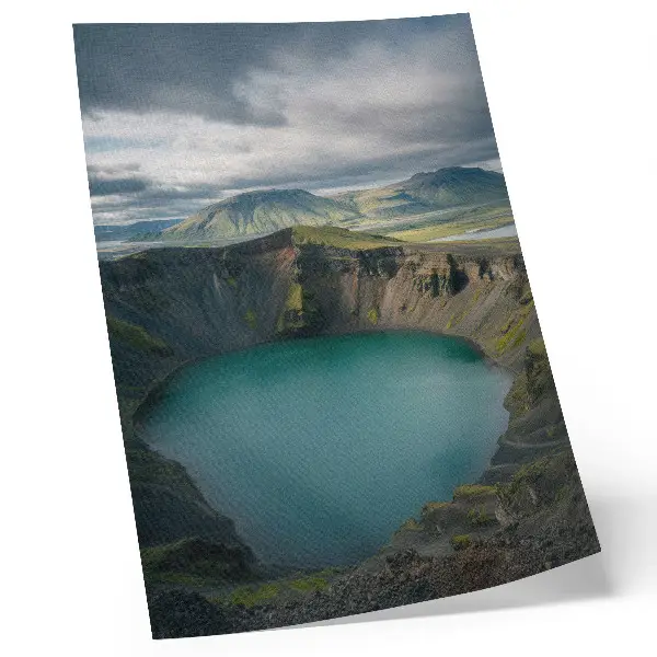 Plakat turkizno jezero z gorami in čudovitimi oblaki