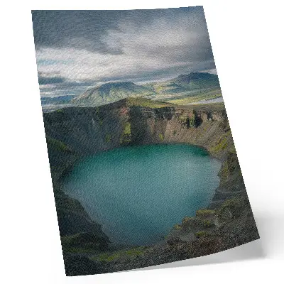 Plakat turkizno jezero z gorami in čudovitimi oblaki