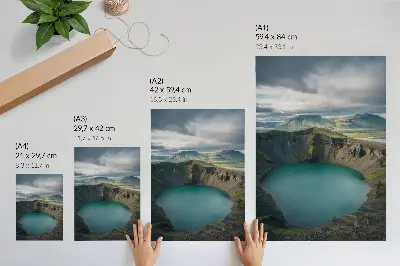 Plakat turkizno jezero z gorami in čudovitimi oblaki
