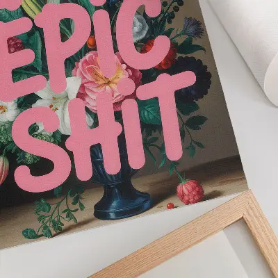 Eleganten plakat za dnevno sobo z motivom barvitih rož in rožnatih črk z živahnim kontrastom