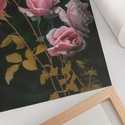 Umetniški tisk na platno rožnate vrtnice z zelenimi listi in zlatimi poudarki v elegantnem slogu
