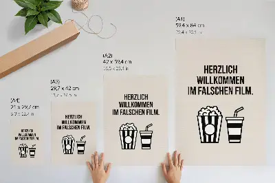Plakat z ikonično filmsko grafiko v bež barvi