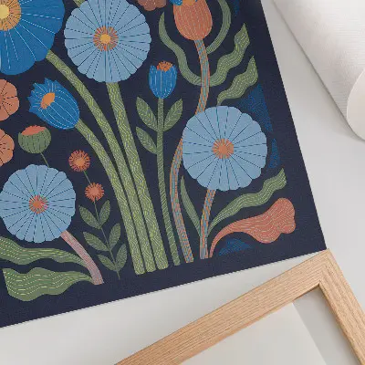 Eleganten plakat za dnevno sobo z motivom modrih rož z oranžnimi poudarki na temno modrem ozadju