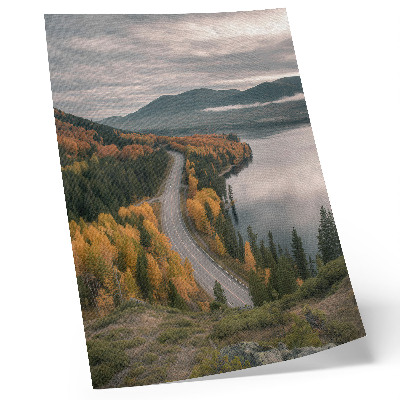 Eleganten plakat za dnevno sobo Slikovita cesta med drevesi ob jezeru