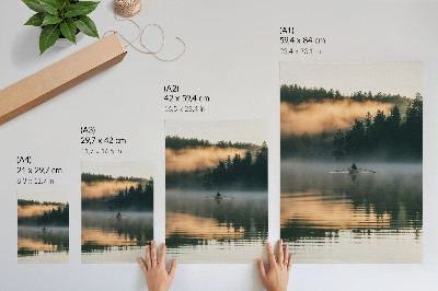Premium stenski plakat Meglena ladja na jezeru, zelena drevesa, odsevi v vodi