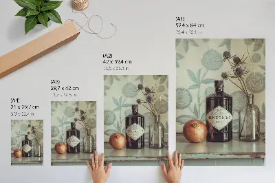 Premium stenski plakat s steklenico s cvetličnim vzorcem v ozadju