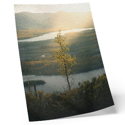 Premium stenski plakat Čudovita, mirna dolina z drevesom na sredini