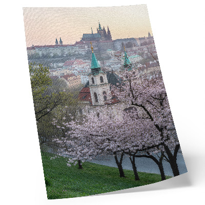 Plakat Mesto spomladi je polno cvetočih dreves in cerkvenih zvonikov
