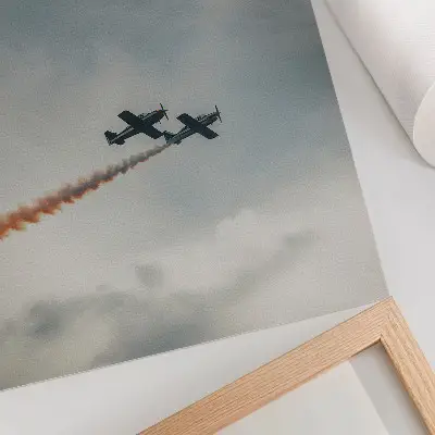 Eleganten plakat za dnevno sobo minimalističen prikaz dveh letal na nebu