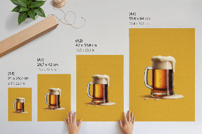 Eleganten plakat za dnevno sobo Skodelica jantarne pijače, rumeno ozadje, kremasta pena