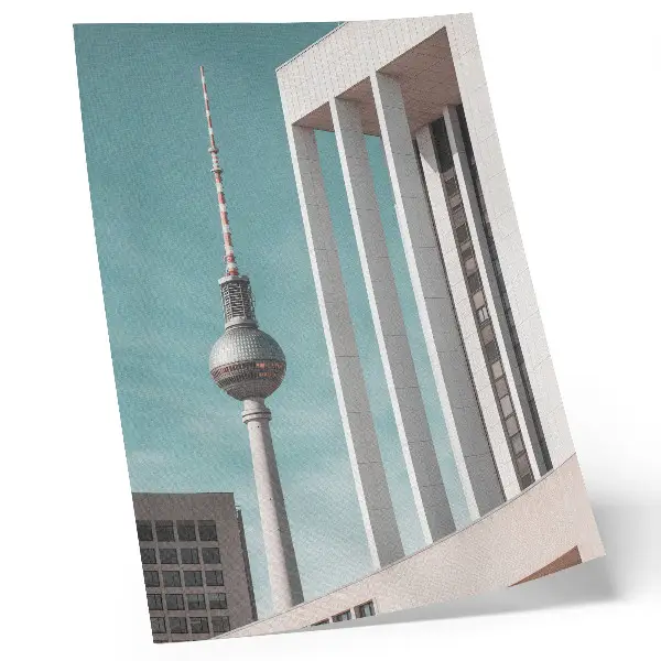 Plakat minimalistični stolp z modernimi stavbami pod modrim nebom