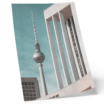 Plakat minimalistični stolp z modernimi stavbami pod modrim nebom