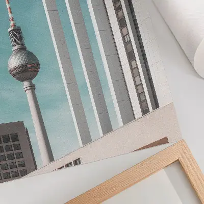 Plakat minimalistični stolp z modernimi stavbami pod modrim nebom