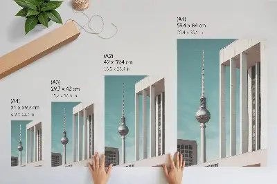 Plakat minimalistični stolp z modernimi stavbami pod modrim nebom