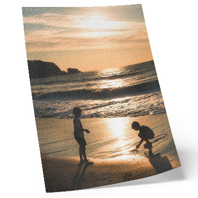 Eleganten plakat za dnevno sobo Otroci na plaži ob sončnem zahodu