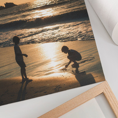Eleganten plakat za dnevno sobo Otroci na plaži ob sončnem zahodu
