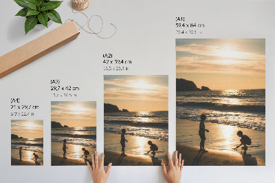 Eleganten plakat za dnevno sobo Otroci na plaži ob sončnem zahodu