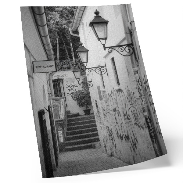 Eleganten plakat za dnevno sobo Črno-bela ulica z grafiti in uličnimi svetilkami