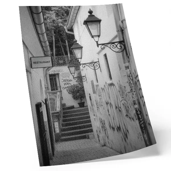 Eleganten plakat za dnevno sobo s črno-belo ulico, grafiti in uličnimi svetilkami