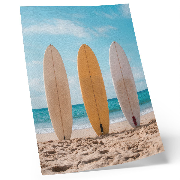 Premium stenski plakat Deske za surfanje na plaži pod modrim nebom