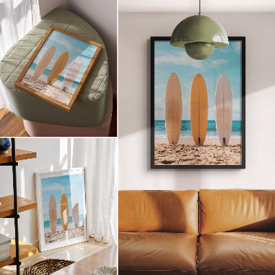 Premium stenski plakat Deske za surfanje na plaži pod modrim nebom