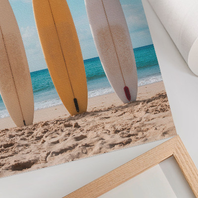 Premium stenski plakat Deske za surfanje na plaži pod modrim nebom