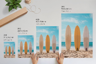 Premium stenski plakat Deske za surfanje na plaži pod modrim nebom