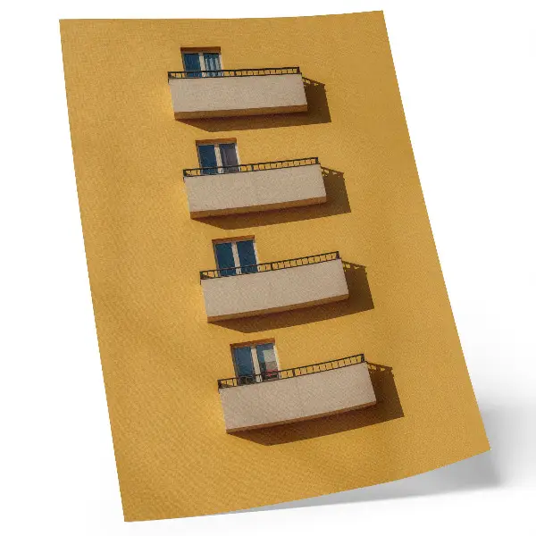 Premium stenski plakat rumena fasada s štirimi balkoni v minimalistični kompoziciji