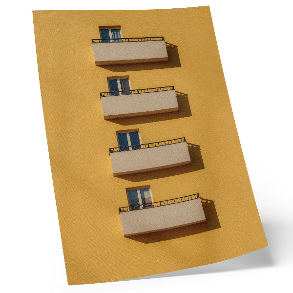 Premium stenski plakat Rumena fasada, štirje balkoni, minimalistična kompozicija