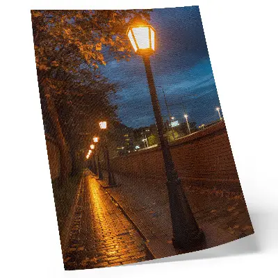 Plakat nočne ulične svetilke s toplim sijajem za mirno vzdušje