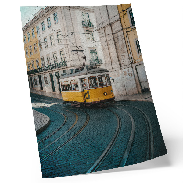 Premium stenski plakat Rumeni tramvaj na ovinku mestne ulice