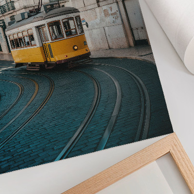 Premium stenski plakat Rumeni tramvaj na ovinku mestne ulice