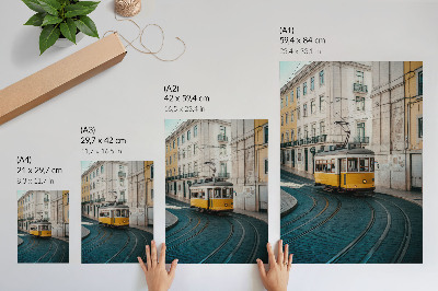 Premium stenski plakat Rumeni tramvaj na ovinku mestne ulice