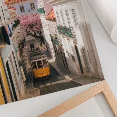 Umetniški tisk na platno ulica s tramvajem, pastelne stanovanjske hiše in rože