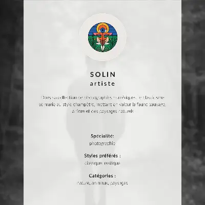 Eleganten plakat za dnevno sobo konj na travniku pod oblaki v jutranji harmoniji narave