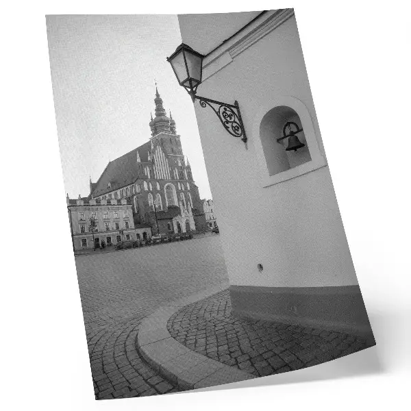 Plakat črno-bela arhitekturna eleganca s simetrijo