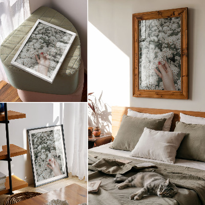 Premium stenski plakat Bele rože zelene roke rdeči nohti