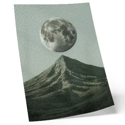 Umetniški tisk na platno luna nad goro v zelenih odtenkih s skrivnostno pokrajino