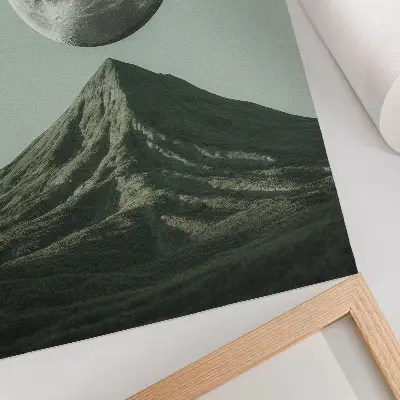 Umetniški tisk na platno luna nad goro v zelenih odtenkih s skrivnostno pokrajino