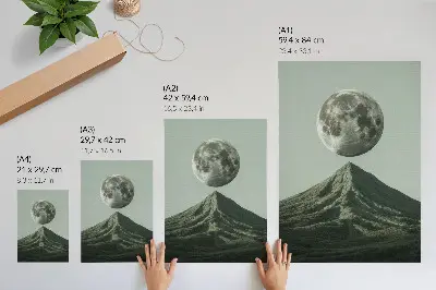 Umetniški tisk na platno luna nad goro v zelenih odtenkih s skrivnostno pokrajino