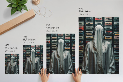 Premium stenski plakat Postava v belem pred steno kaset