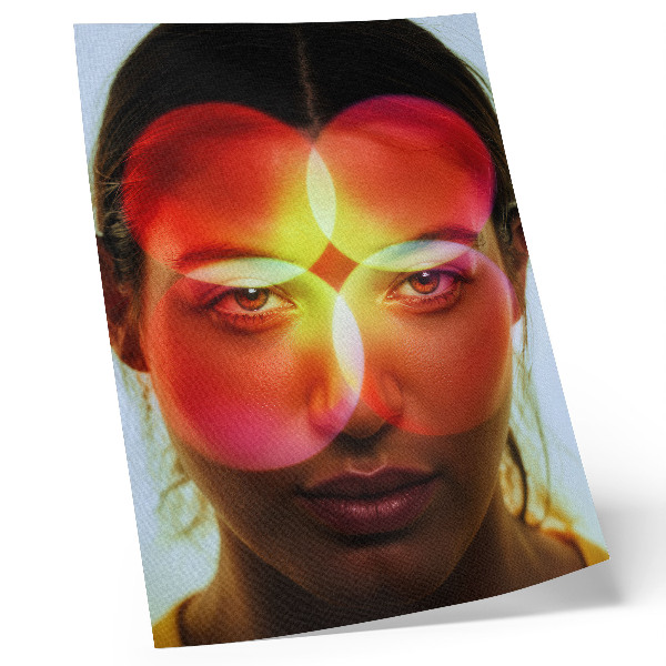 Plakat Človeški obraz z barvnimi energijskimi krogi
